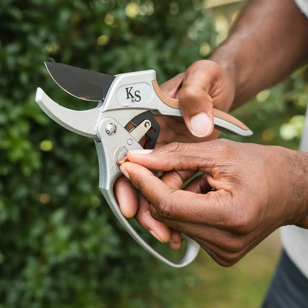 Kent & Stowe Surecut Hardwood Anvil Ratchet Secateurs - Image 3