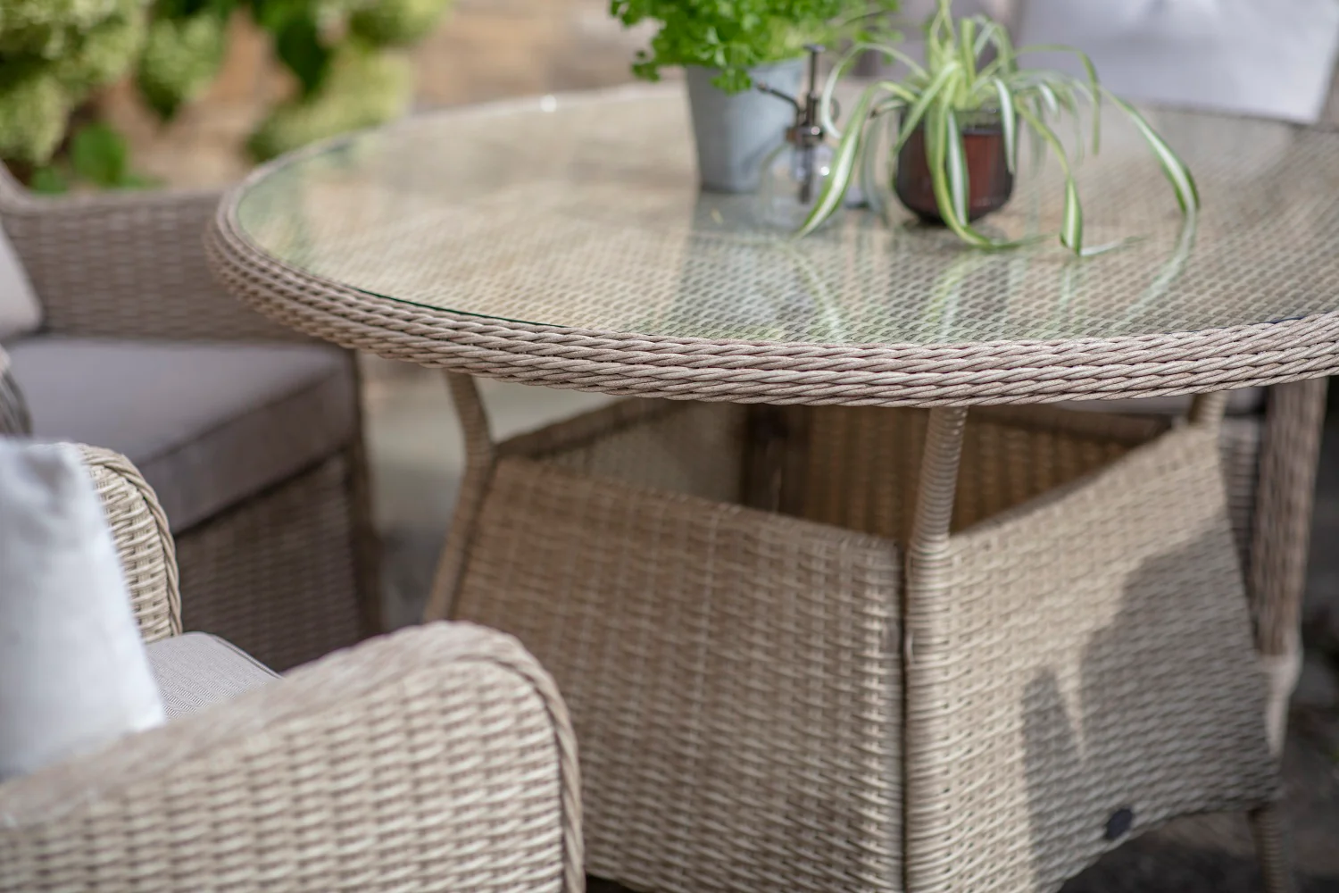Chedworth Sandstone Rattan 4 High Back Seat, Round Dining Set with Parasol & Base - Image 3