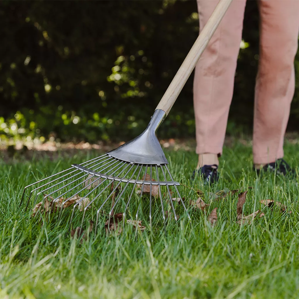 Kent and Stowe Garden Life Stainless Steel Leaf Rake - Image 3