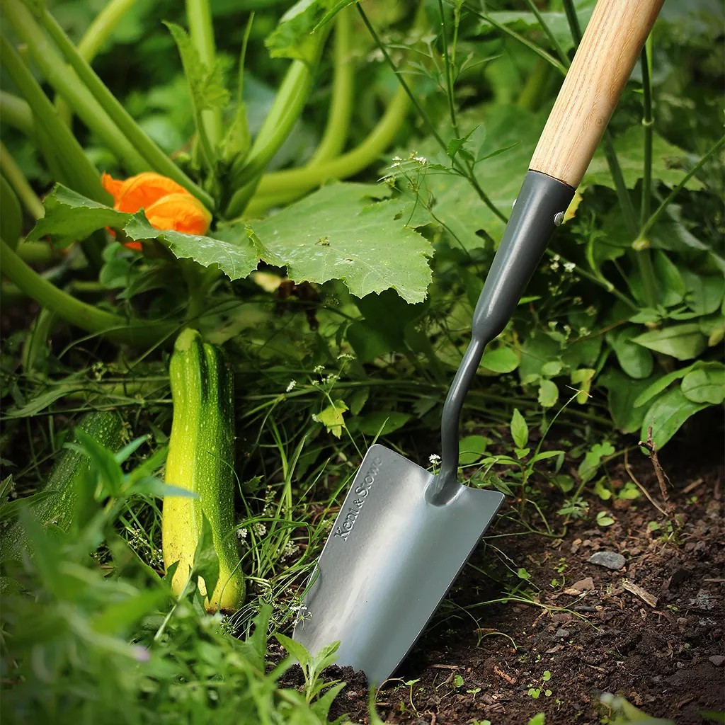 Kent & Stowe Carbon Steel Long Handled Trowel - Image 3