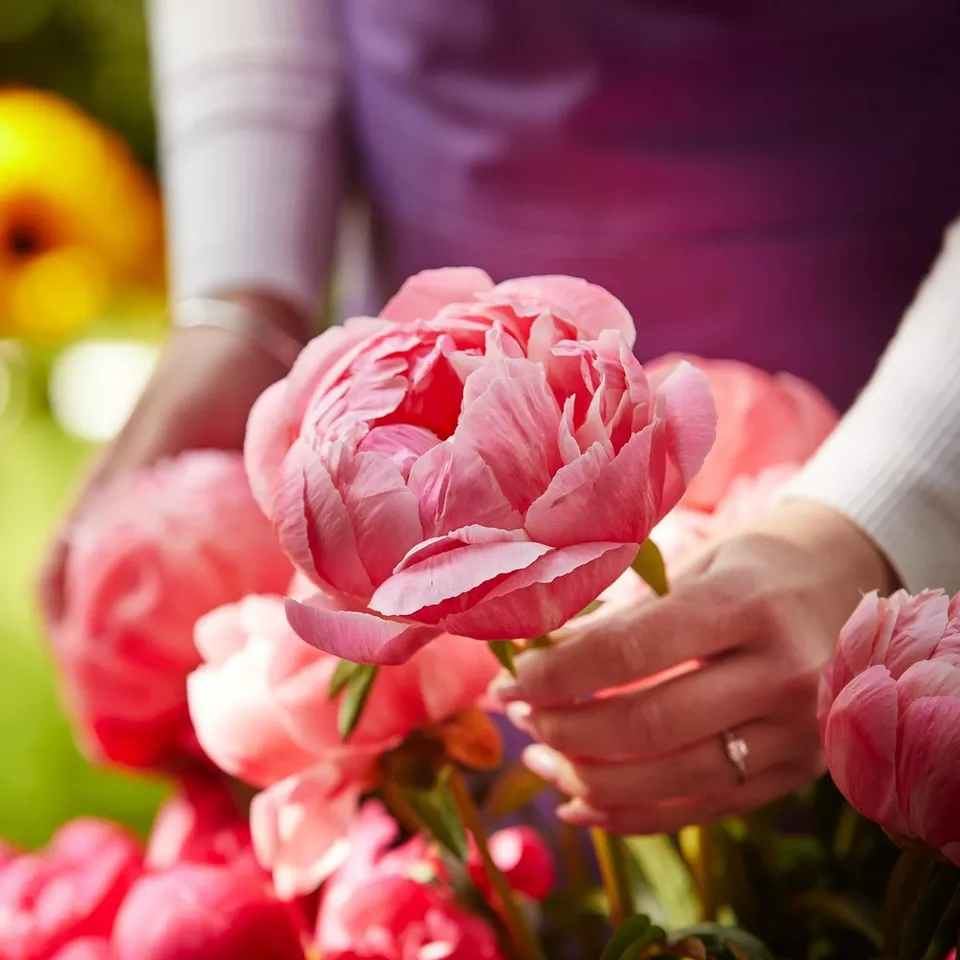 Sympathy hand-tied made with the finest flowers Neutrals €100 FB23 - Image 6